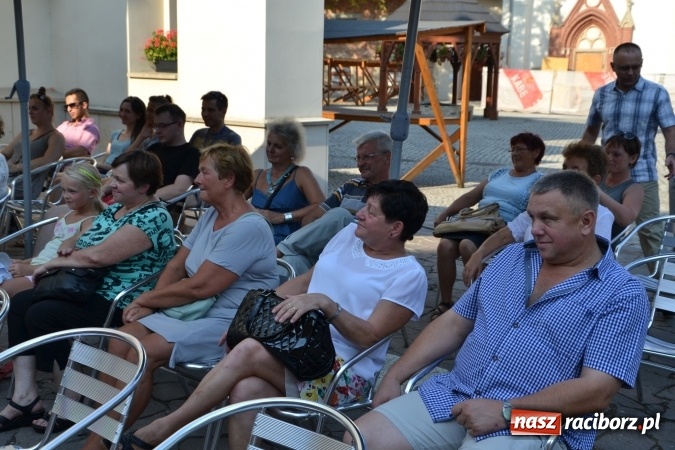 Zdjęcie w galerii na portalu naszraciborz.pl: Piosenki na Zamku czar - wokaliści Mirażu wystąpili na zamku wiadomości z regionu