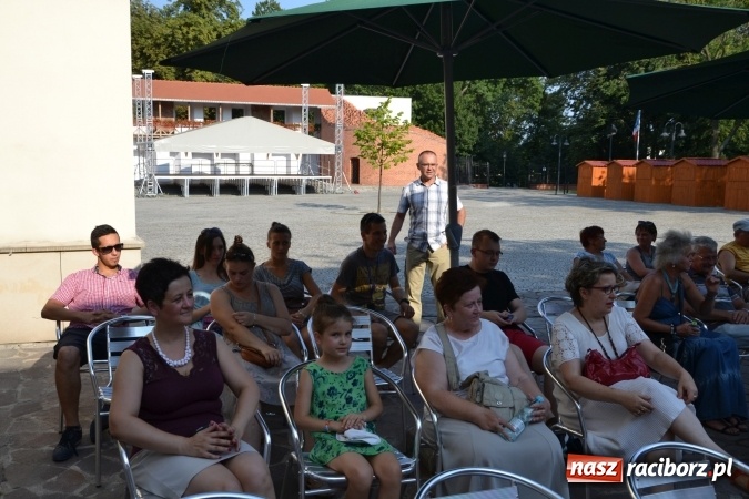 Zdjęcie w galerii na portalu naszraciborz.pl: Piosenki na Zamku czar - wokaliści Mirażu wystąpili na zamku wiadomości z regionu