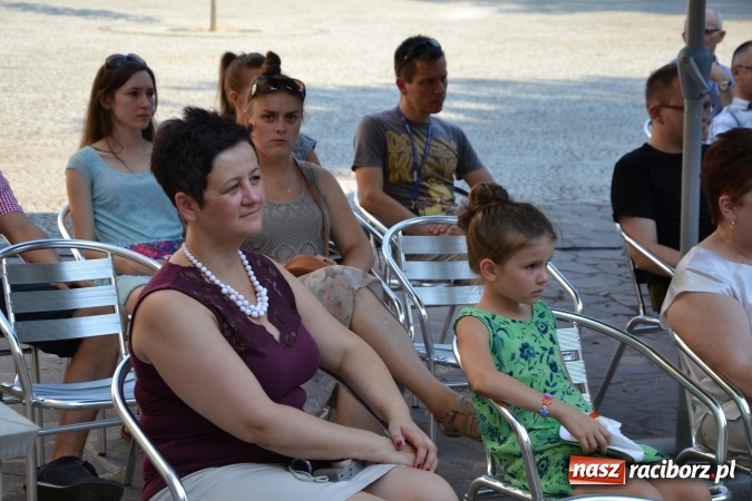 Zdjęcie w galerii na portalu naszraciborz.pl: Piosenki na Zamku czar - wokaliści Mirażu wystąpili na zamku wiadomości z regionu