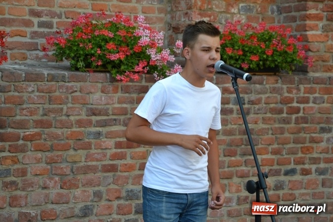 Zdjęcie w galerii na portalu naszraciborz.pl: Piosenki na Zamku czar - wokaliści Mirażu wystąpili na zamku wiadomości z regionu