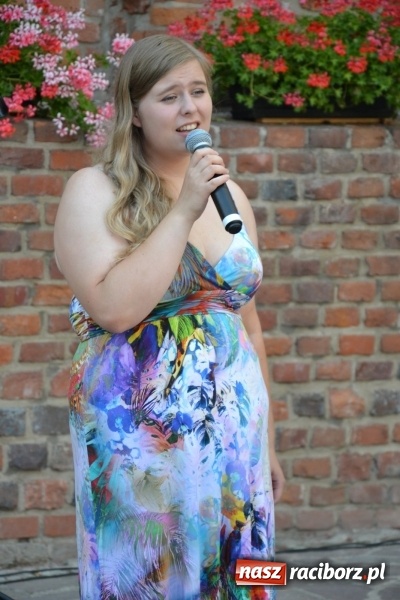 Zdjęcie w galerii na portalu naszraciborz.pl: Piosenki na Zamku czar - wokaliści Mirażu wystąpili na zamku wiadomości z regionu