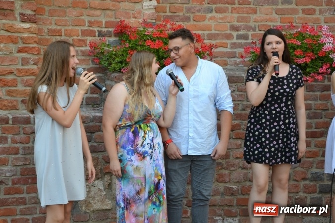 Zdjęcie w galerii na portalu naszraciborz.pl: Piosenki na Zamku czar - wokaliści Mirażu wystąpili na zamku wiadomości z regionu