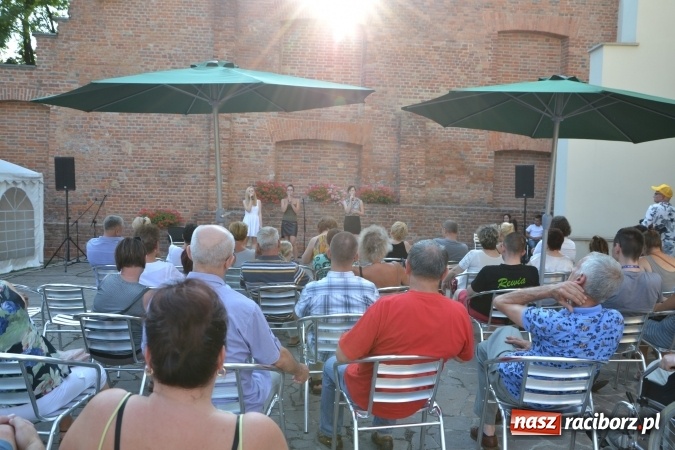 Zdjęcie w galerii na portalu naszraciborz.pl: Piosenki na Zamku czar - wokaliści Mirażu wystąpili na zamku wiadomości z regionu