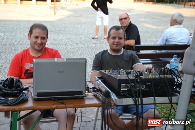 Zdjęcie w galerii na portalu naszraciborz.pl: Piosenki na Zamku czar - wokaliści Mirażu wystąpili na zamku wiadomości z regionu