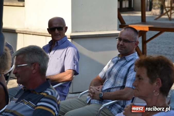 Zdjęcie w galerii na portalu naszraciborz.pl: Piosenki na Zamku czar - wokaliści Mirażu wystąpili na zamku wiadomości z regionu