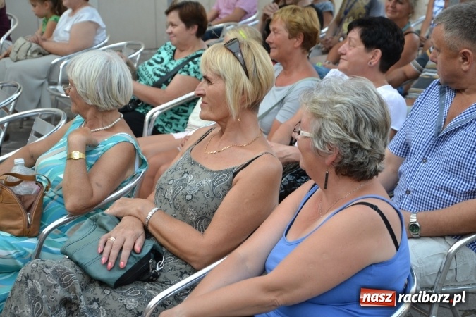 Zdjęcie w galerii na portalu naszraciborz.pl: Piosenki na Zamku czar - wokaliści Mirażu wystąpili na zamku wiadomości z regionu