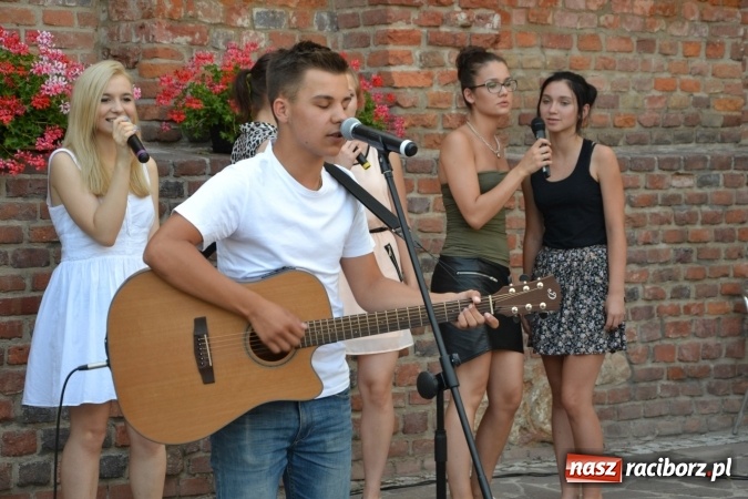 Zdjęcie w galerii na portalu naszraciborz.pl: Piosenki na Zamku czar - wokaliści Mirażu wystąpili na zamku wiadomości z regionu