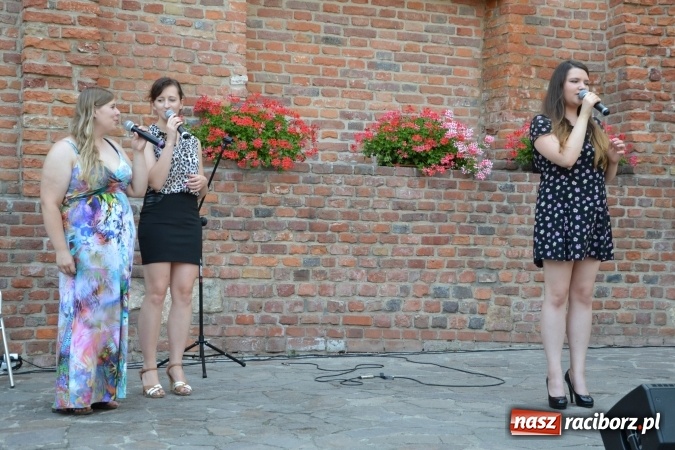 Zdjęcie w galerii na portalu naszraciborz.pl: Piosenki na Zamku czar - wokaliści Mirażu wystąpili na zamku wiadomości z regionu