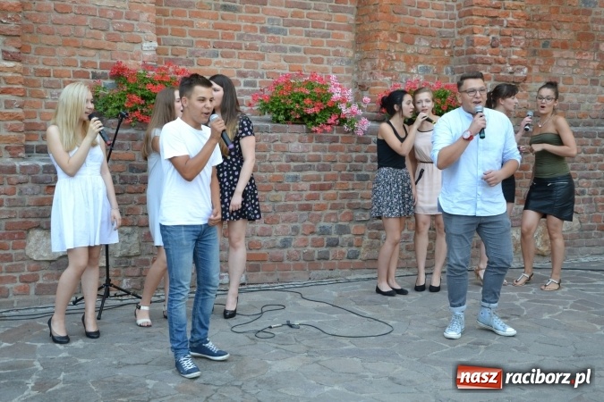 Zdjęcie w galerii na portalu naszraciborz.pl: Piosenki na Zamku czar - wokaliści Mirażu wystąpili na zamku wiadomości z regionu