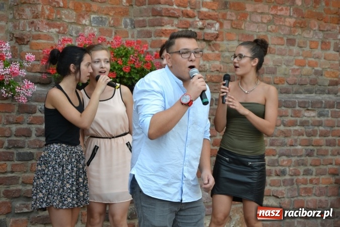 Zdjęcie w galerii na portalu naszraciborz.pl: Piosenki na Zamku czar - wokaliści Mirażu wystąpili na zamku wiadomości z regionu