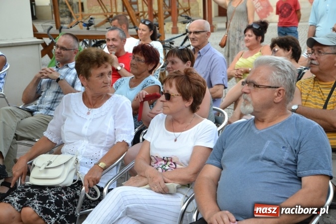 Zdjęcie w galerii na portalu naszraciborz.pl: Piosenki na Zamku czar - wokaliści Mirażu wystąpili na zamku wiadomości z regionu