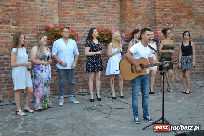 Zdjęcie w galerii na portalu naszraciborz.pl: Piosenki na Zamku czar - wokaliści Mirażu wystąpili na zamku wiadomości z regionu