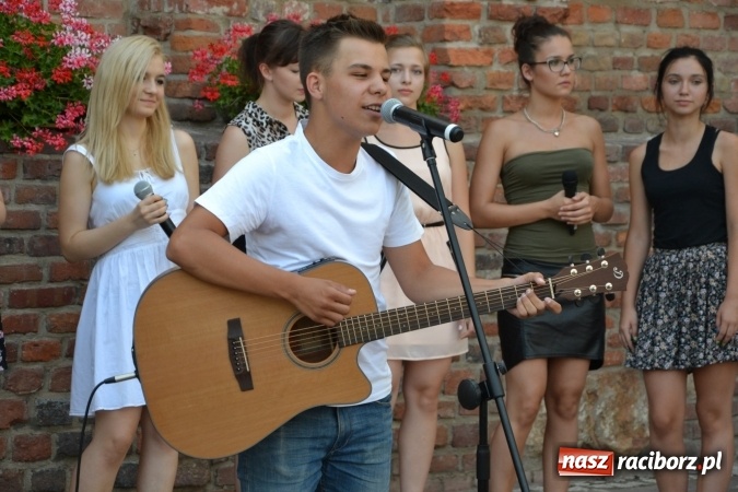 Zdjęcie w galerii na portalu naszraciborz.pl: Piosenki na Zamku czar - wokaliści Mirażu wystąpili na zamku wiadomości z regionu