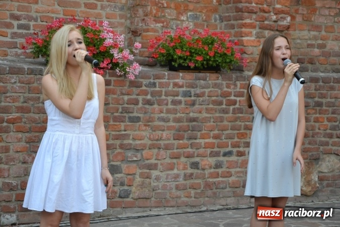 Zdjęcie w galerii na portalu naszraciborz.pl: Piosenki na Zamku czar - wokaliści Mirażu wystąpili na zamku wiadomości z regionu