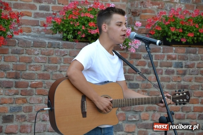 Zdjęcie w galerii na portalu naszraciborz.pl: Piosenki na Zamku czar - wokaliści Mirażu wystąpili na zamku wiadomości z regionu