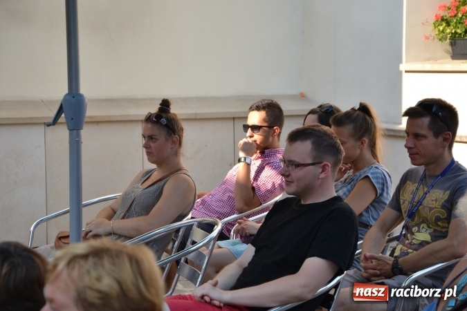 Zdjęcie w galerii na portalu naszraciborz.pl: Piosenki na Zamku czar - wokaliści Mirażu wystąpili na zamku wiadomości z regionu