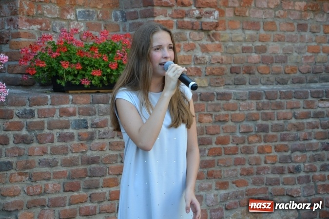 Zdjęcie w galerii na portalu naszraciborz.pl: Piosenki na Zamku czar - wokaliści Mirażu wystąpili na zamku wiadomości z regionu