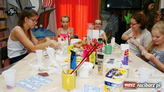 Zdjęcie w galerii na portalu naszraciborz.pl: Lato z Biblioteką - warsztaty decoupage wiadomości z regionu