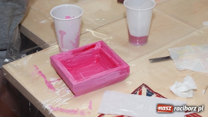 Zdjęcie w galerii na portalu naszraciborz.pl: Lato z Biblioteką - warsztaty decoupage wiadomości z regionu