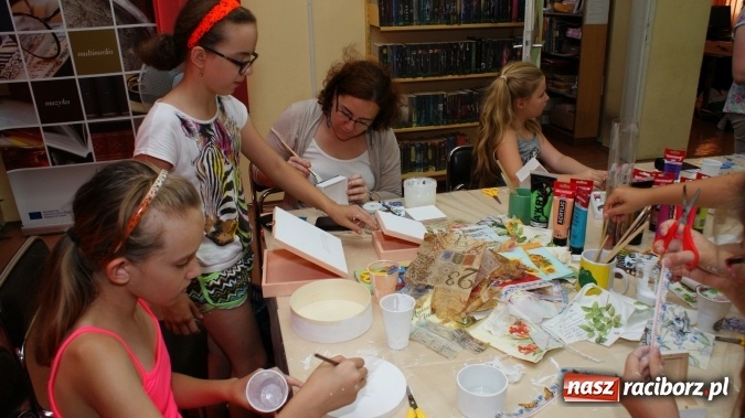 Zdjęcie w galerii na portalu naszraciborz.pl: Lato z Biblioteką - warsztaty decoupage wiadomości z regionu