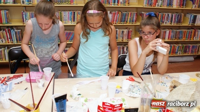 Zdjęcie w galerii na portalu naszraciborz.pl: Lato z Biblioteką - warsztaty decoupage wiadomości z regionu