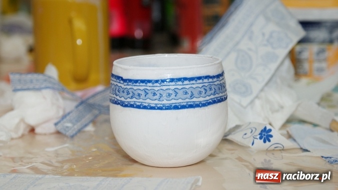 Zdjęcie w galerii na portalu naszraciborz.pl: Lato z Biblioteką - warsztaty decoupage wiadomości z regionu