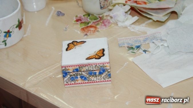 Zdjęcie w galerii na portalu naszraciborz.pl: Lato z Biblioteką - warsztaty decoupage wiadomości z regionu