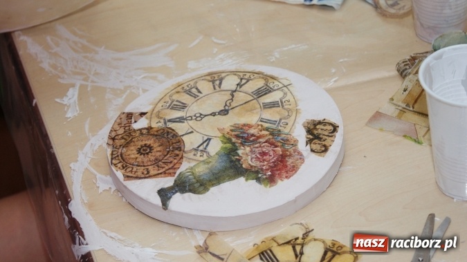 Zdjęcie w galerii na portalu naszraciborz.pl: Lato z Biblioteką - warsztaty decoupage wiadomości z regionu