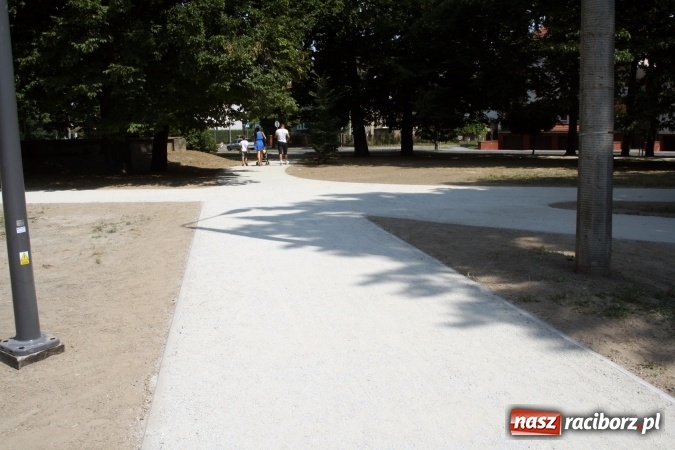 Zdjęcie w galerii na portalu naszraciborz.pl: Skwer zlokalizowany przy Warszawskiej doczekał się nowych alejek wiadomości z regionu