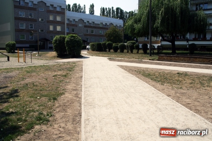 Zdjęcie w galerii na portalu naszraciborz.pl: Skwer zlokalizowany przy Warszawskiej doczekał się nowych alejek wiadomości z regionu