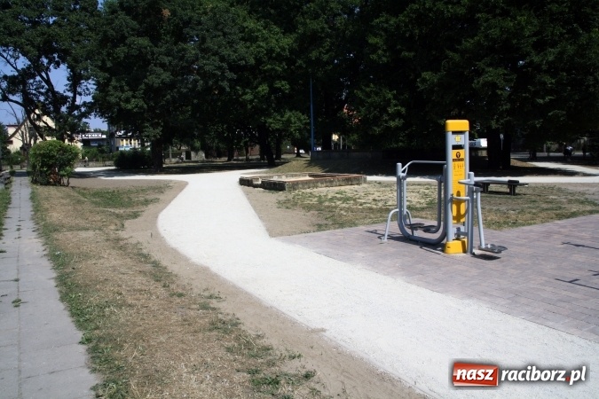 Zdjęcie w galerii na portalu naszraciborz.pl: Skwer zlokalizowany przy Warszawskiej doczekał się nowych alejek wiadomości z regionu