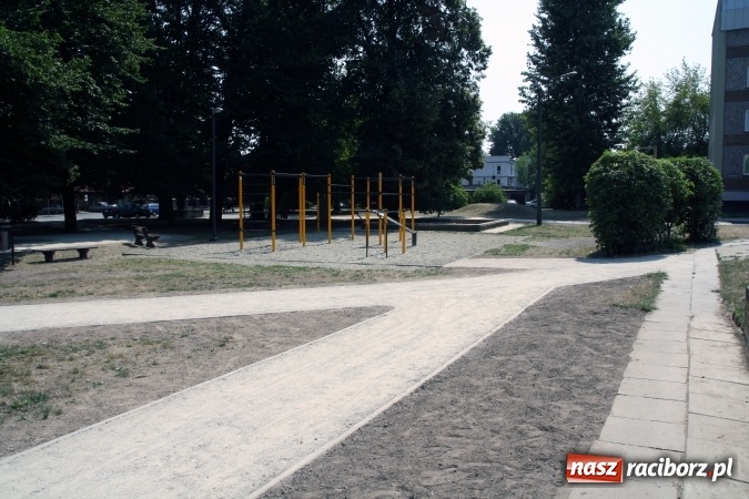 Zdjęcie w galerii na portalu naszraciborz.pl: Skwer zlokalizowany przy Warszawskiej doczekał się nowych alejek wiadomości z regionu