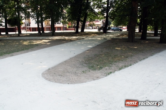 Zdjęcie w galerii na portalu naszraciborz.pl: Skwer zlokalizowany przy Warszawskiej doczekał się nowych alejek wiadomości z regionu
