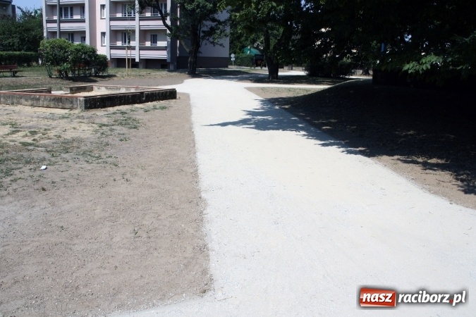 Zdjęcie w galerii na portalu naszraciborz.pl: Skwer zlokalizowany przy Warszawskiej doczekał się nowych alejek wiadomości z regionu