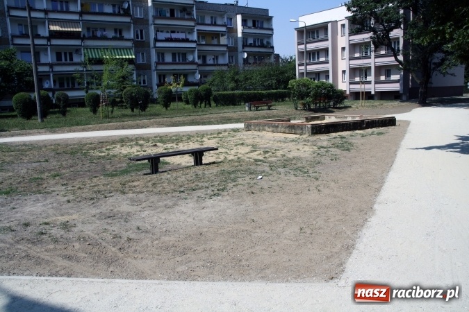 Zdjęcie w galerii na portalu naszraciborz.pl: Skwer zlokalizowany przy Warszawskiej doczekał się nowych alejek wiadomości z regionu