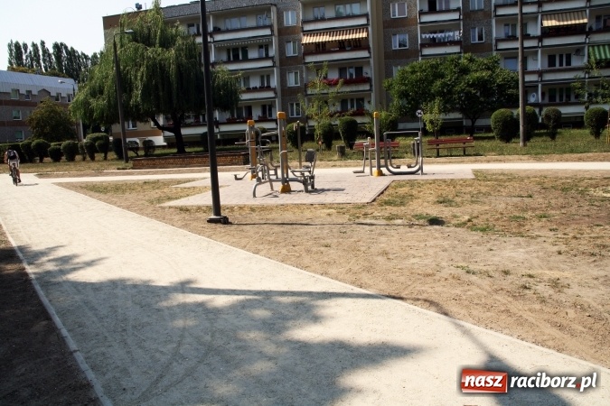 Zdjęcie w galerii na portalu naszraciborz.pl: Skwer zlokalizowany przy Warszawskiej doczekał się nowych alejek wiadomości z regionu