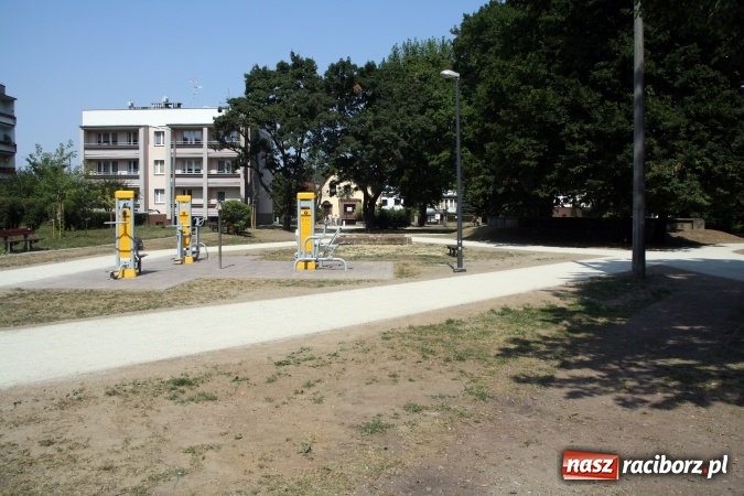 Zdjęcie w galerii na portalu naszraciborz.pl: Skwer zlokalizowany przy Warszawskiej doczekał się nowych alejek wiadomości z regionu