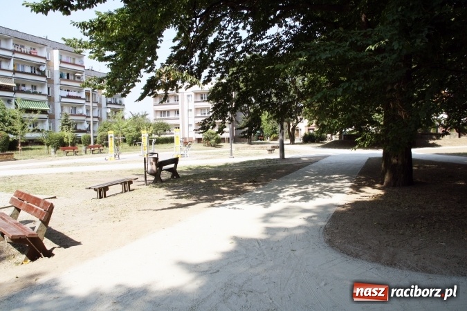 Zdjęcie w galerii na portalu naszraciborz.pl: Skwer zlokalizowany przy Warszawskiej doczekał się nowych alejek wiadomości z regionu