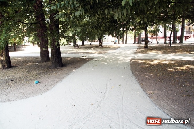 Zdjęcie w galerii na portalu naszraciborz.pl: Skwer zlokalizowany przy Warszawskiej doczekał się nowych alejek wiadomości z regionu