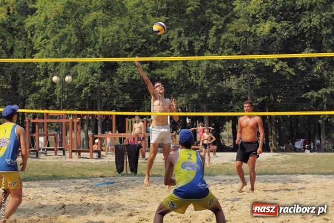 Zdjęcie w galerii na portalu naszraciborz.pl: Rozegrali Mistrzostwa Raciborza w siatkówce plażowej chłopców  wiadomości z regionu