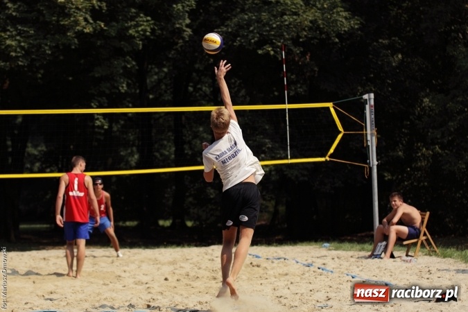 Zdjęcie w galerii na portalu naszraciborz.pl: Rozegrali Mistrzostwa Raciborza w siatkówce plażowej chłopców  wiadomości z regionu