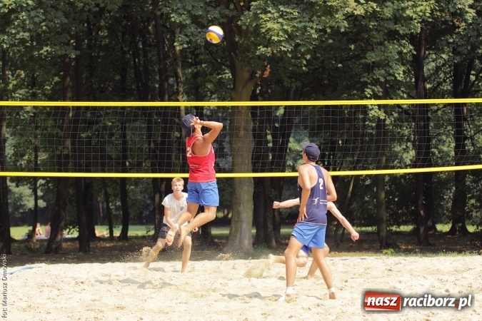 Zdjęcie w galerii na portalu naszraciborz.pl: Rozegrali Mistrzostwa Raciborza w siatkówce plażowej chłopców  wiadomości z regionu