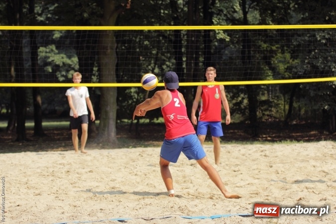 Zdjęcie w galerii na portalu naszraciborz.pl: Rozegrali Mistrzostwa Raciborza w siatkówce plażowej chłopców  wiadomości z regionu