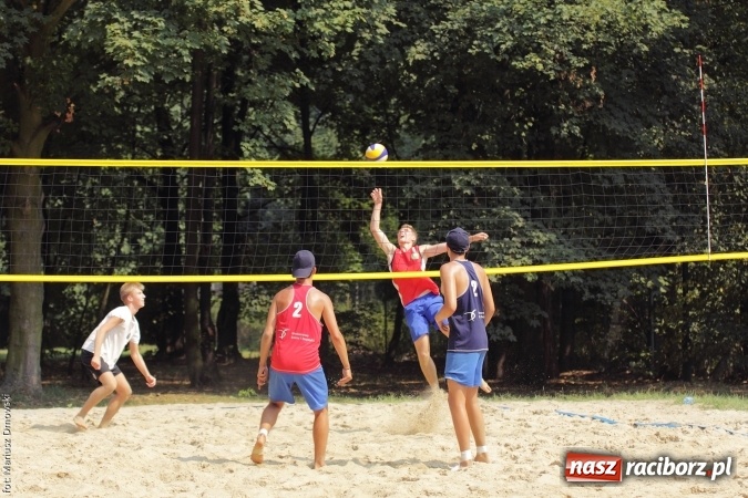 Zdjęcie w galerii na portalu naszraciborz.pl: Rozegrali Mistrzostwa Raciborza w siatkówce plażowej chłopców  wiadomości z regionu