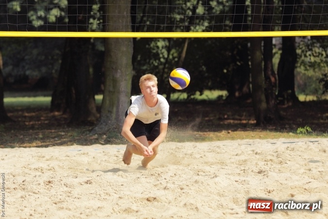 Zdjęcie w galerii na portalu naszraciborz.pl: Rozegrali Mistrzostwa Raciborza w siatkówce plażowej chłopców  wiadomości z regionu