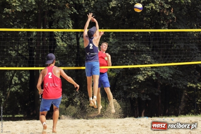 Zdjęcie w galerii na portalu naszraciborz.pl: Rozegrali Mistrzostwa Raciborza w siatkówce plażowej chłopców  wiadomości z regionu