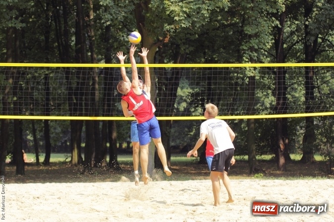 Zdjęcie w galerii na portalu naszraciborz.pl: Rozegrali Mistrzostwa Raciborza w siatkówce plażowej chłopców  wiadomości z regionu