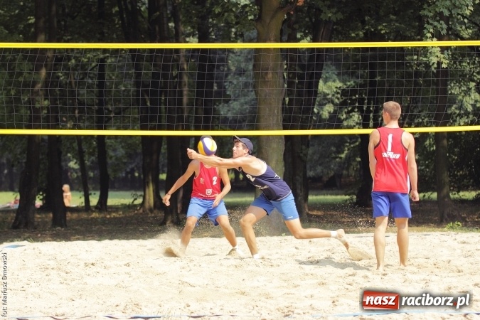Zdjęcie w galerii na portalu naszraciborz.pl: Rozegrali Mistrzostwa Raciborza w siatkówce plażowej chłopców  wiadomości z regionu