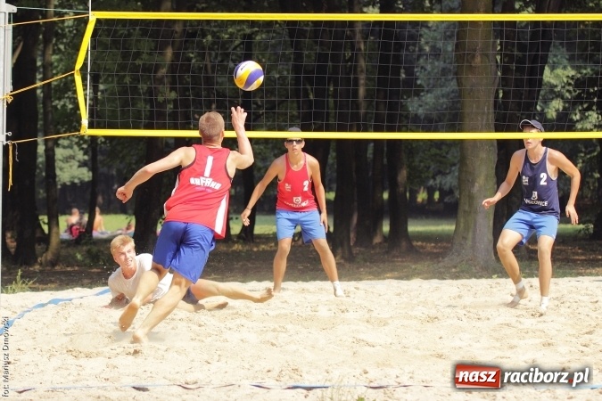 Zdjęcie w galerii na portalu naszraciborz.pl: Rozegrali Mistrzostwa Raciborza w siatkówce plażowej chłopców  wiadomości z regionu
