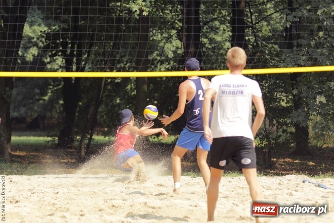 Zdjęcie w galerii na portalu naszraciborz.pl: Rozegrali Mistrzostwa Raciborza w siatkówce plażowej chłopców  wiadomości z regionu